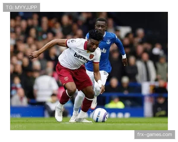 中场+边锋切换：库杜斯的战术多样性